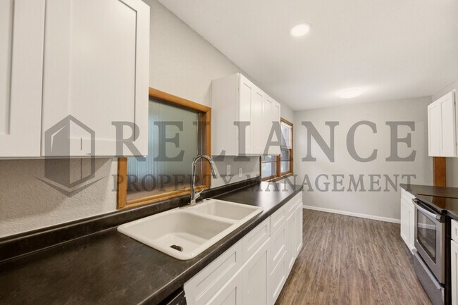Building Photo - 841 N Country Acres Ave