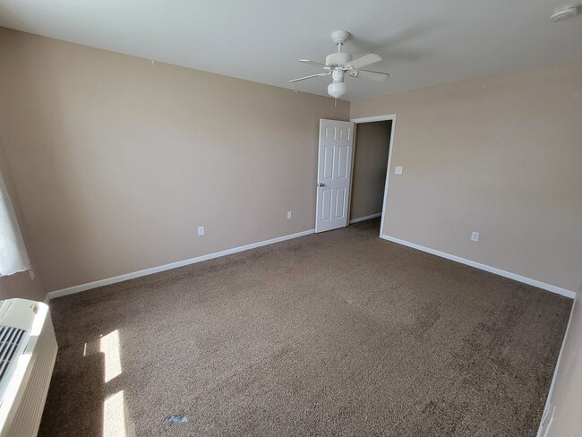 Building Photo - 2 Bedroom/2 Bathroom Townhouse in Fayette!