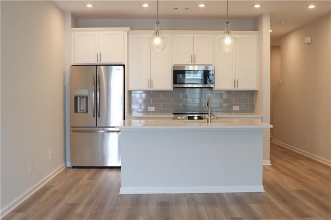 Building Photo - 495 Crown Dr