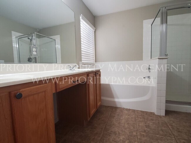 Building Photo - NW Single Family Home w/INGROUND POOL!!