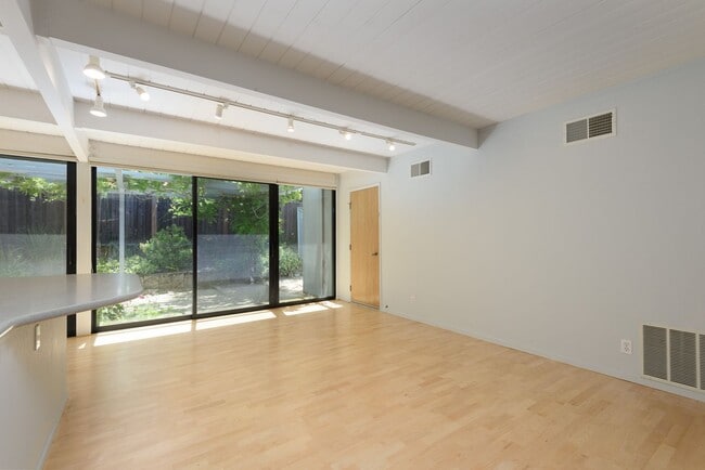 Building Photo - San Mateo Highlands Eichler Mid-Century 3/...