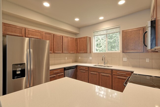 Building Photo - 4 Bdrm End Unit - Move In Special!