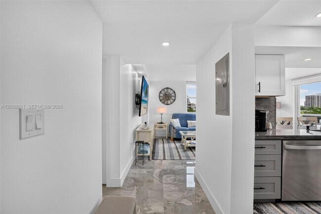 Building Photo - 3113 S Ocean Dr