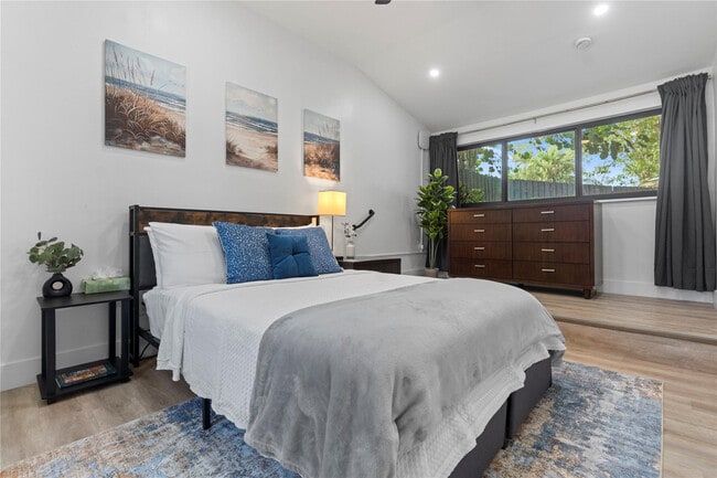 Building Photo - 719 NE 36th St