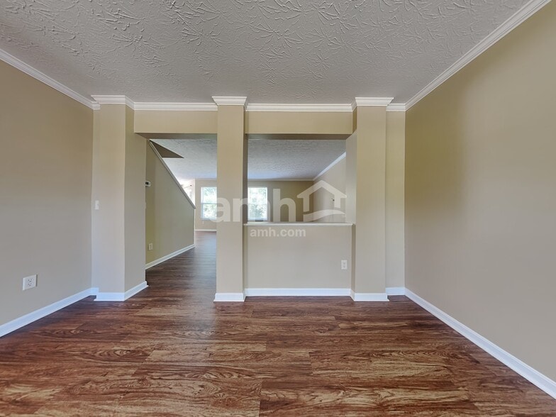 Building Photo - 5569 Windsor Ct