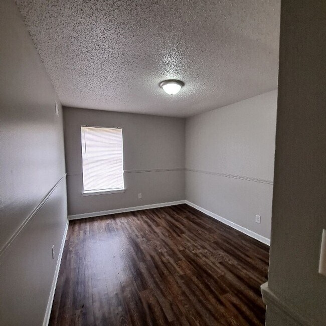 Building Photo - Great Duplex Unit In The Heart of Memphis