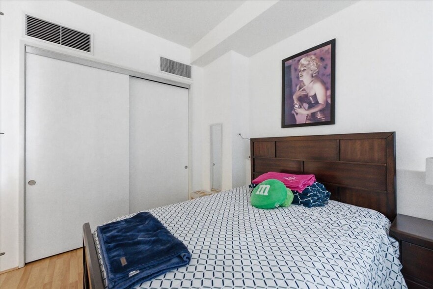 Building Photo - 350 W Ash St