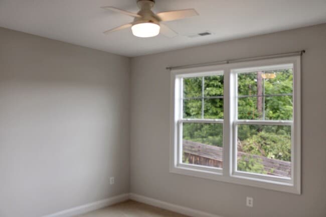 Building Photo - 3-bedroom villa with 1st floor primary