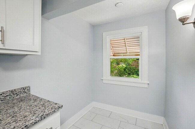 Building Photo - Two Bedroom in Dayton!