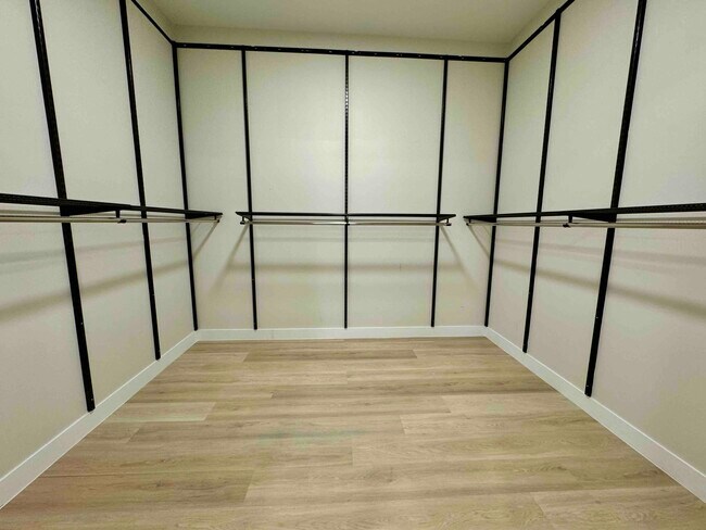 Building Photo - 2402 N Ola Ave