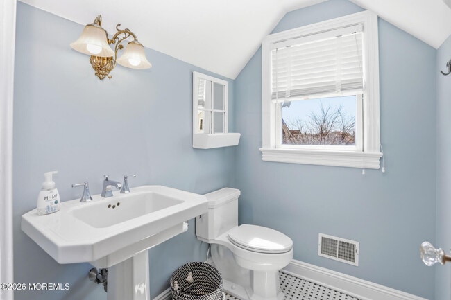 Building Photo - 565 Trout Ave