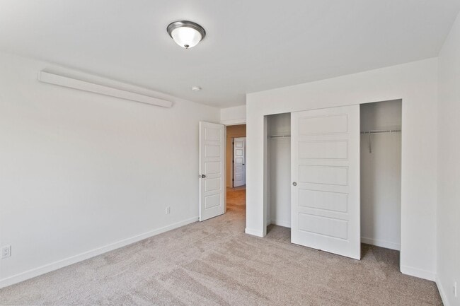 Building Photo - 4 Bed 2.5 Bath - Modern Townhome - Hillcre...