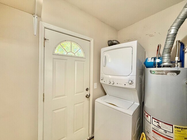 Building Photo - **OFFERING REFUNDABLE APPLICATION FEES & $150 MOVE IN PROMOTION** Terrific 3BD, 1.5BA North Ralei...
