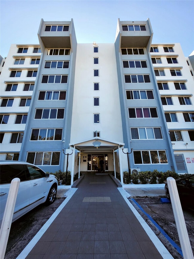 Building Photo - 9001 SW 77th Ave