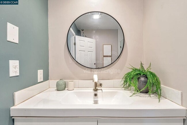 Building Photo - 233 Orange St