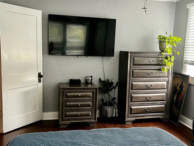 Building Photo - 1531 Hough St