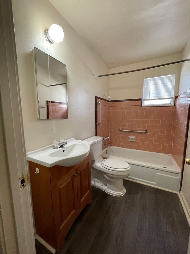 Building Photo - Gardella Duplex