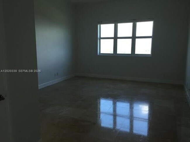 Building Photo - 14951 Royal Oaks Ln