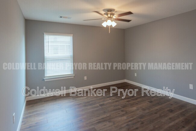 Building Photo - 360 Main St