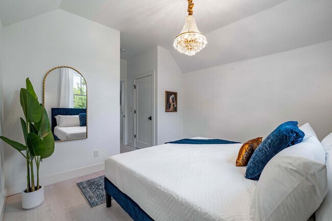 Building Photo - 28 W Castillo Dr