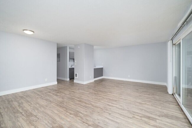 Building Photo - MOVE IN SPECIAL 1ST MONTH RENT FREE!! 2 bedroom unit!!