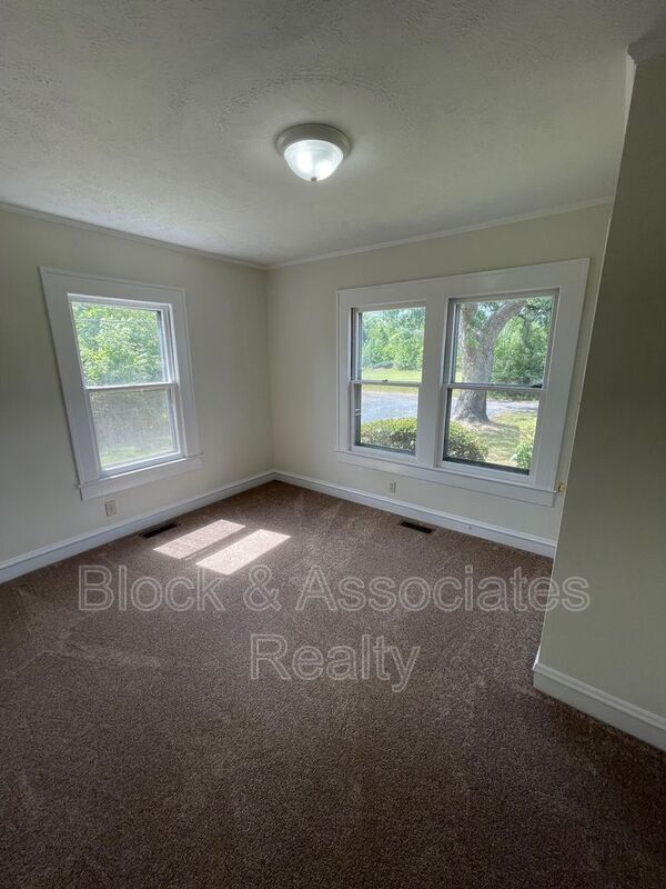 Building Photo - 1204 Forest Acres Cir