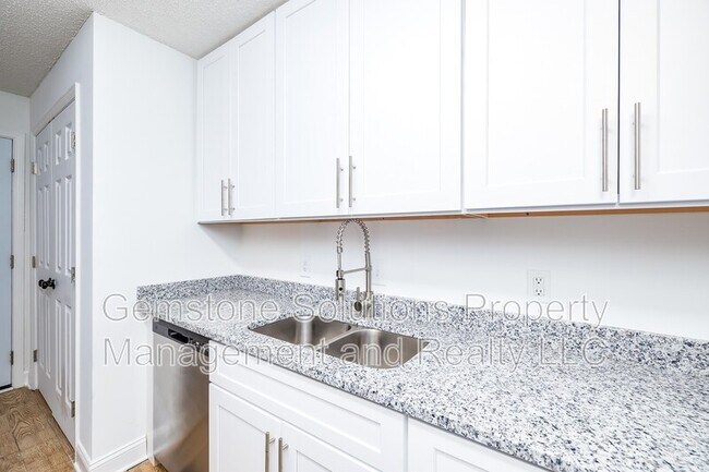 Building Photo - 344 Kingview Dr