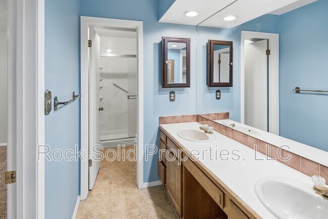 Building Photo - 5416 Meadowbrook Dr