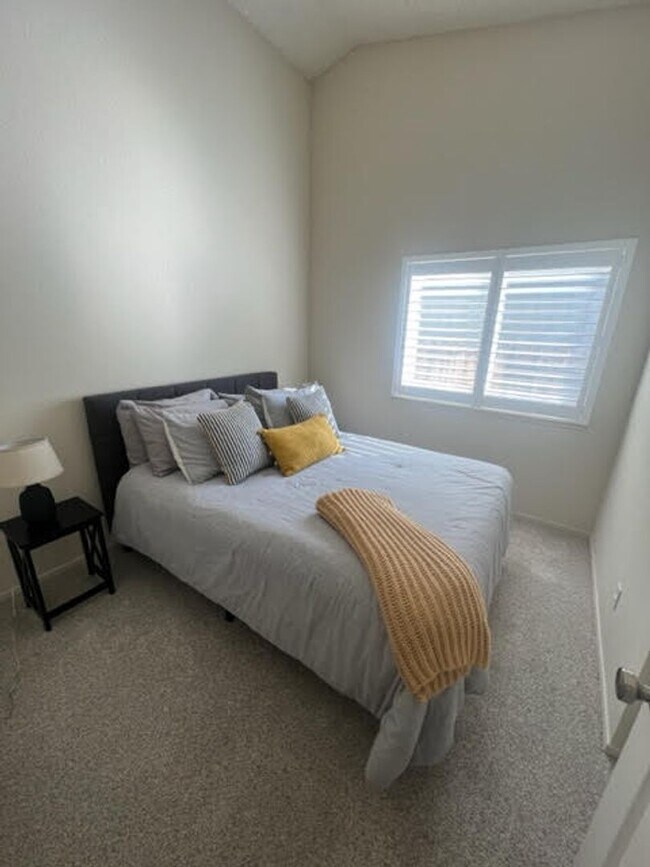 Building Photo - Clean Executive Rental Available Now