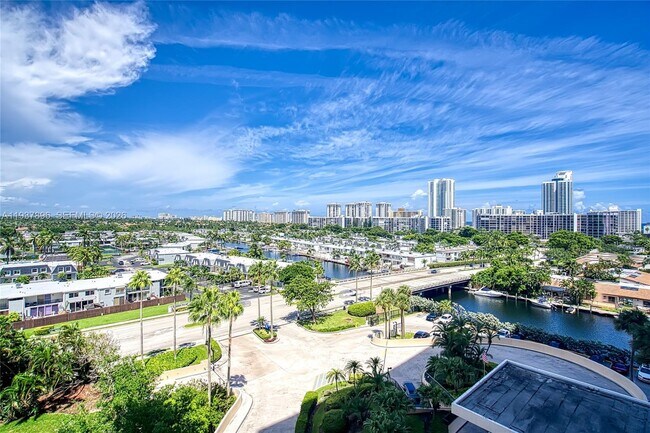 Building Photo - 2500 Parkview Dr