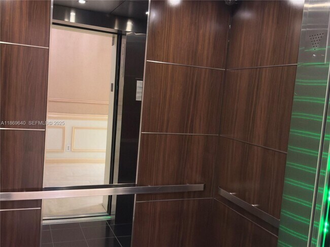 Building Photo - 2500 Parkview Dr