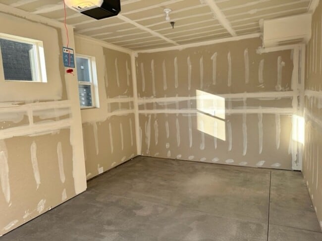 Building Photo - Gorgeous Condo!