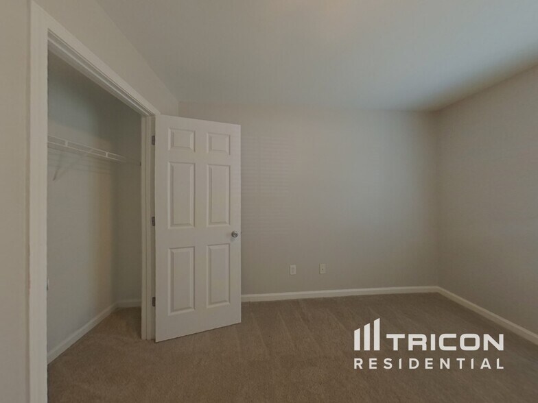 Building Photo - 425 Eglington Tr