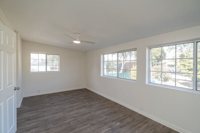 Building Photo - COZY 2 BED 1 BATH UPSTAIRS UNIT