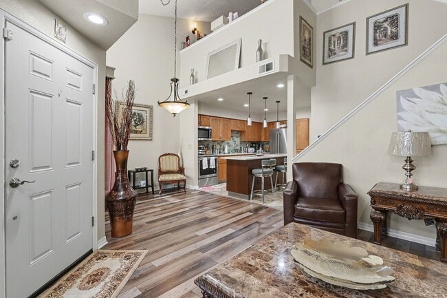 Building Photo - Updated 2 bed 2.5 bath End Unit Townhome in Lochmoor!