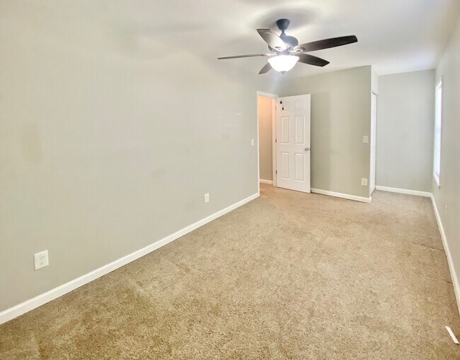 Building Photo - 102 Petworth Dr