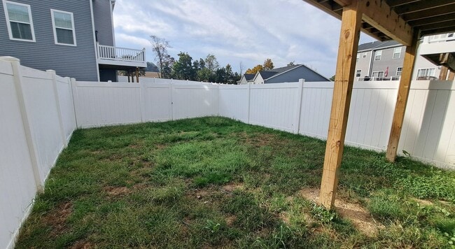 Building Photo - 3 Bed / 2-1/2 Bath Single Family Townhome w/1-Car Garage