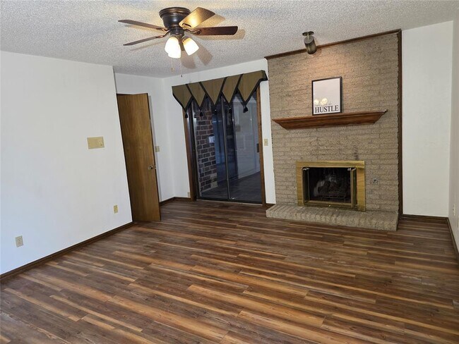 Building Photo - 8100 N Bridgeport Ln