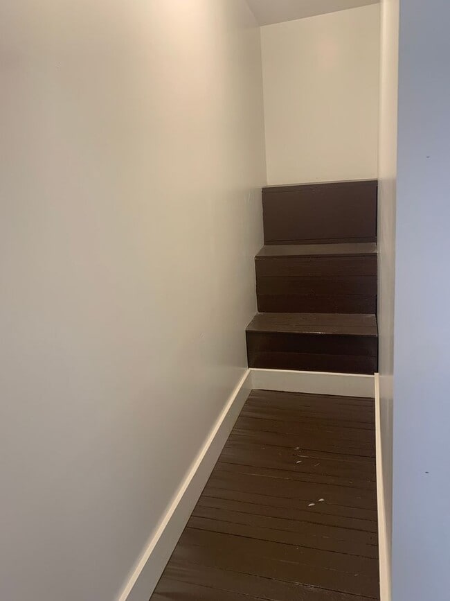 Building Photo - 1 Bedroom Top Floor Apartment-York City SD