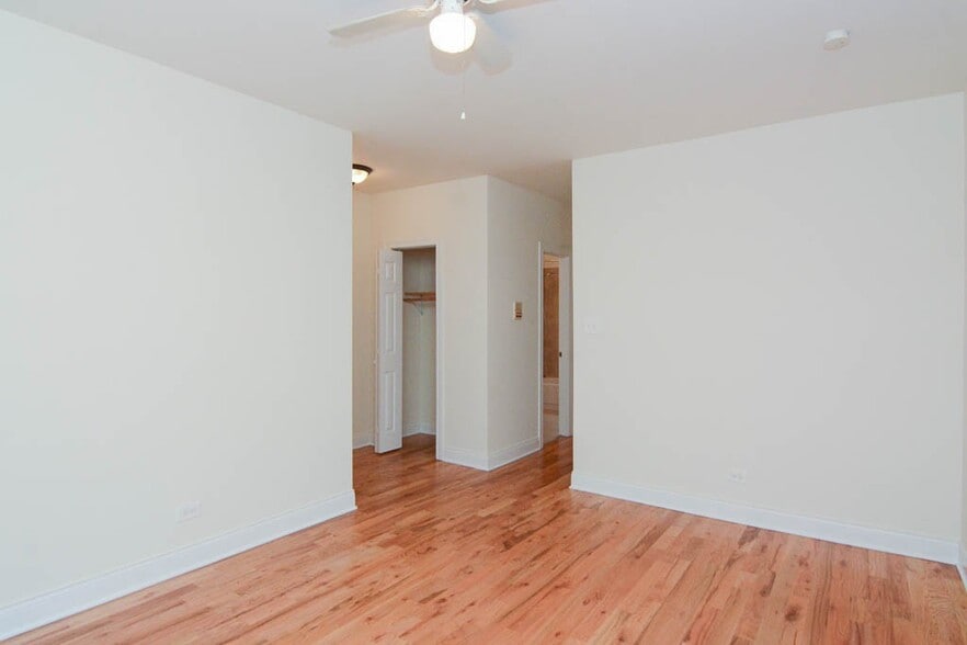 Building Photo - 712 W Cornelia Ave