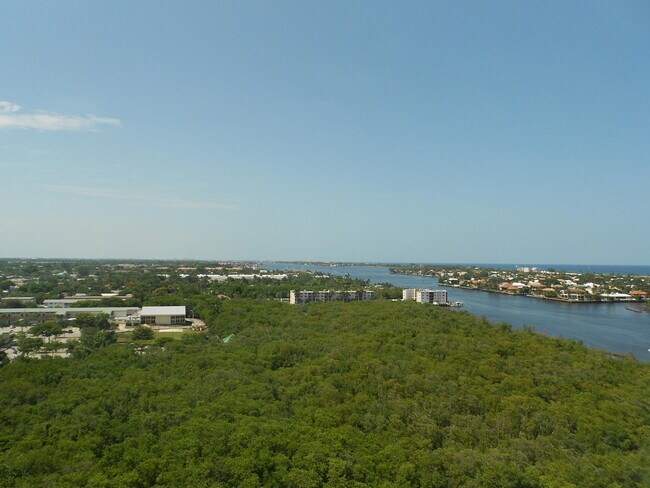 Building Photo - 700 E Boynton Beach Blvd