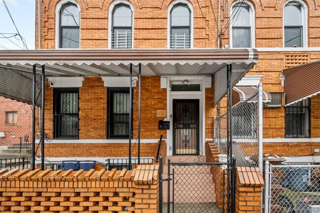 Building Photo - 611 Linwood St