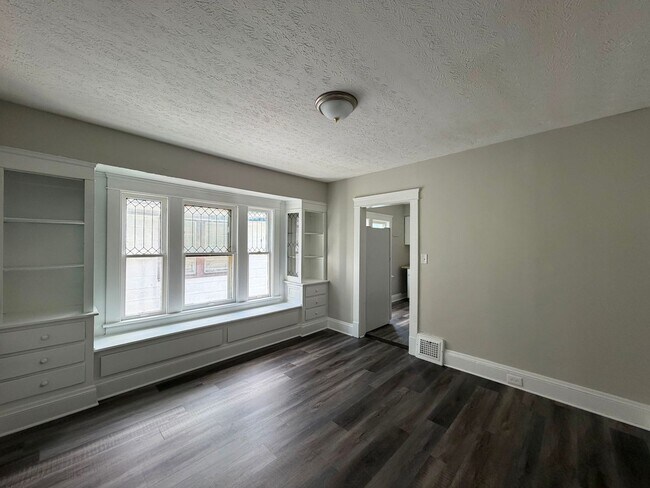 Building Photo - 10012 Manor Ave