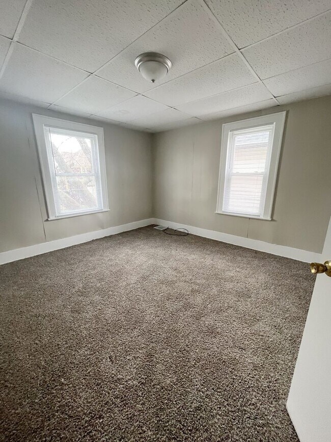 Building Photo - Stunning 3 bedroom, 2 bathroom two story h...
