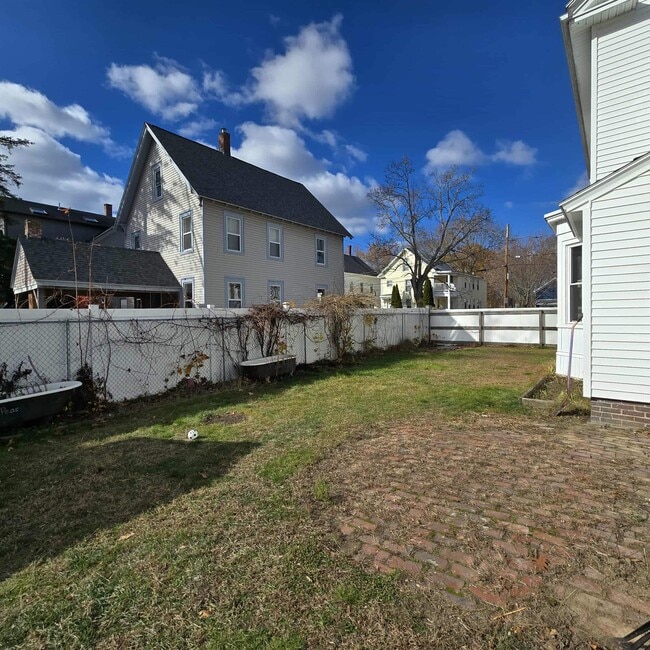 Building Photo - 13 Forest St