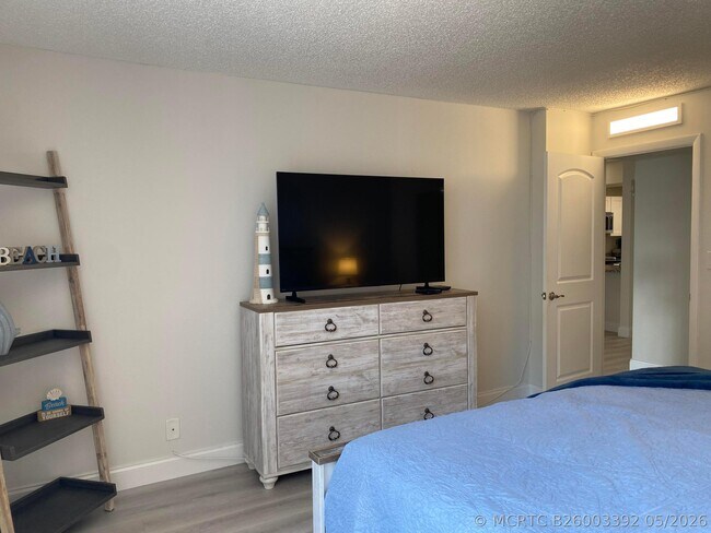 Building Photo - 8 Royal Palm Way
