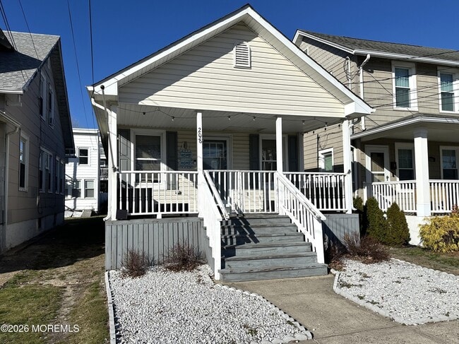 Building Photo - 208 15th Ave