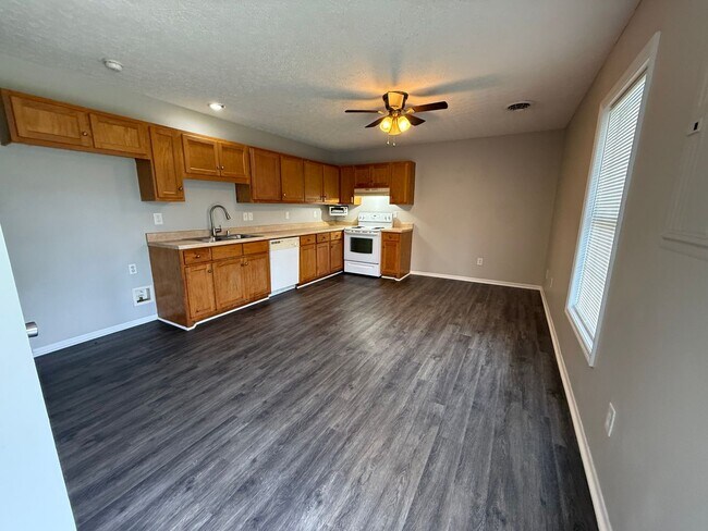 Building Photo - Cozy 2 Bedroom Garden Apartment