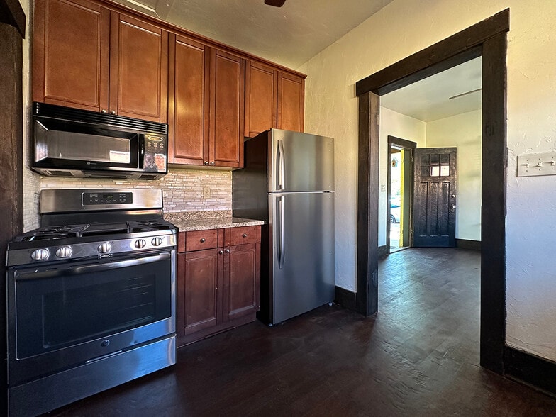 Gas Stove/Oven and Microwave - 515 S 5th Ave