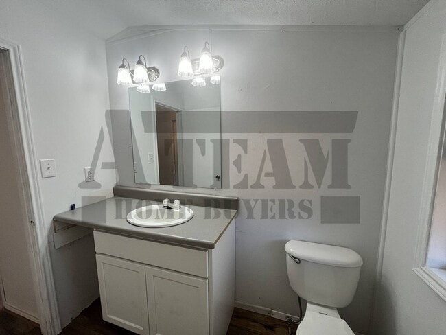 Building Photo - Cozy 2-bedroom, 1.5-bathroom home